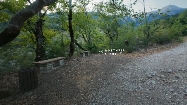 Τα παγκάκια κάτω από τα πλατάνια, αφετηρία του μονοπατιού προς το Κακογέφυρο